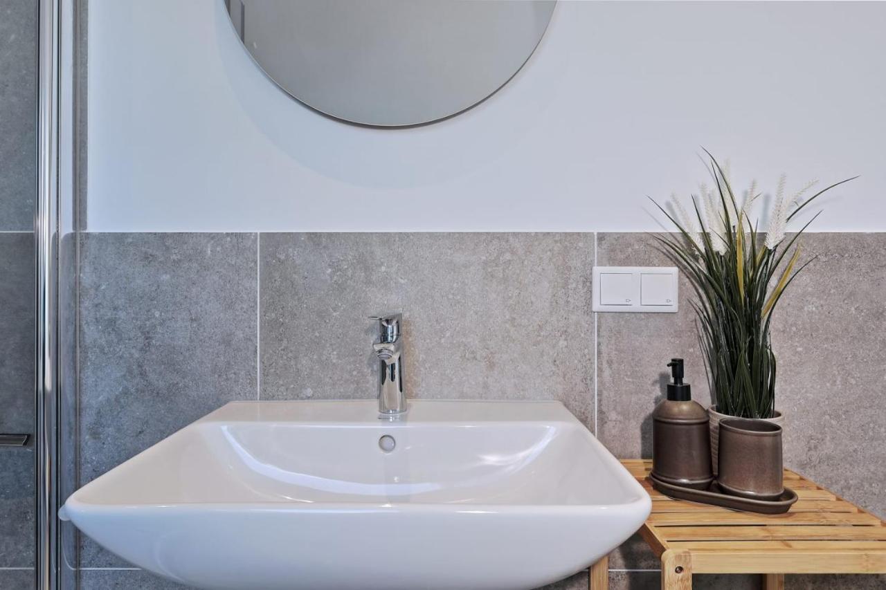 'Traveller Lodge' Grosszuegiges Apartment - 3 Bedroom 10Min To Hbf, Full Kitchen, Homeoffice, Netflix, Wifi Dusseldorf Luaran gambar